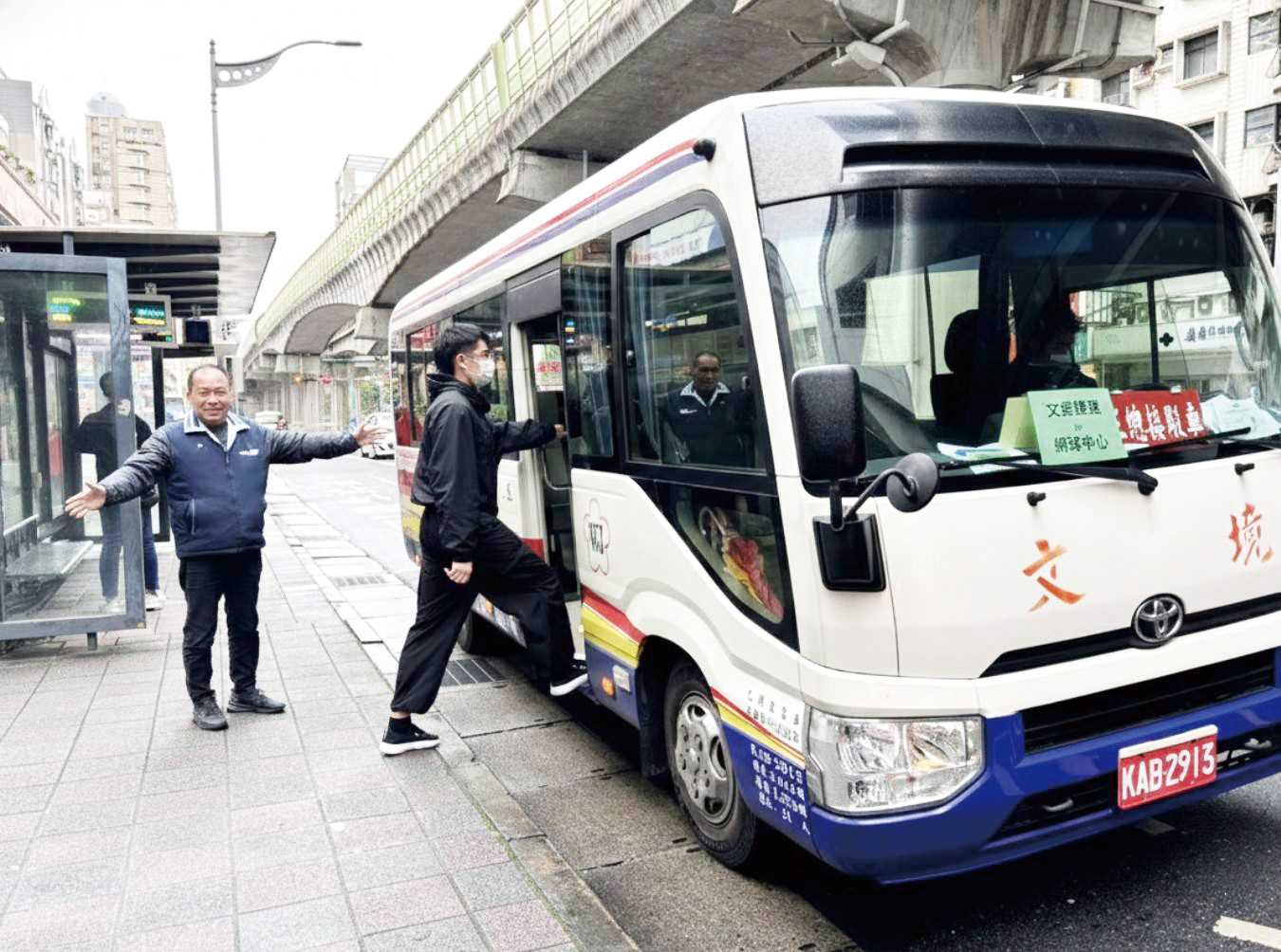 臺北網球中心乘車處乘客上車
